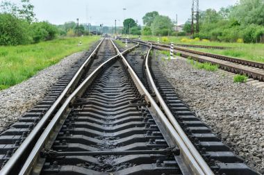  Tren yolu şehir dışında.