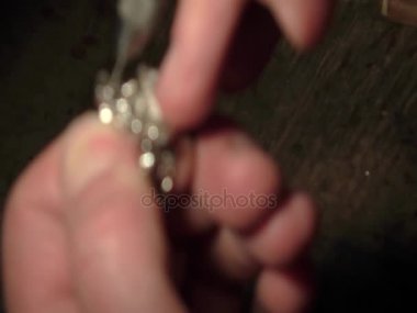 Kuyumcu bir delik delme.