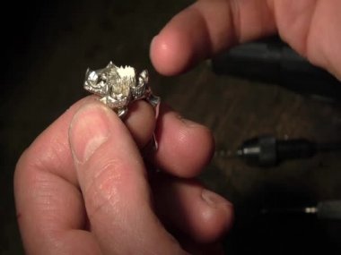 Kuyumcu ekleme ve bir mücevher sabitleme. 