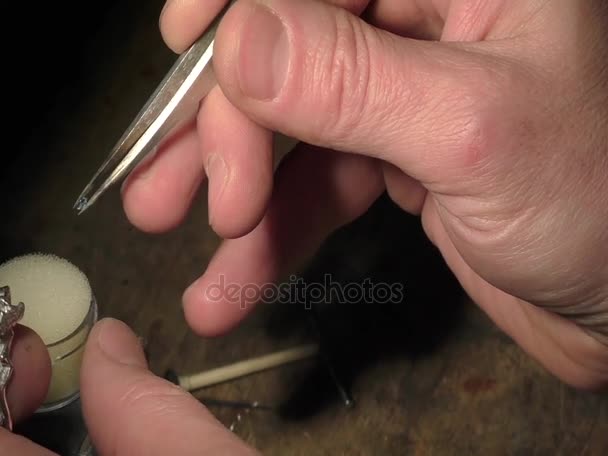 Jeweler is inserting and fixing a gem. — Stock Video