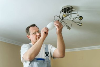 Elektrikçi yükleme ve bir lamba bağlanma.