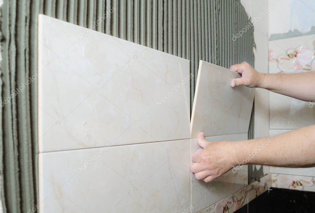 Colocar ceramicos en pared | Manos de soladores son instalar una