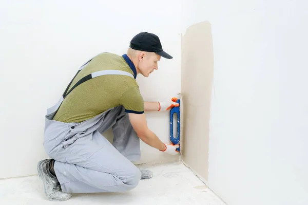 Een werknemer is het pleisteren van een muur. — Stockfoto