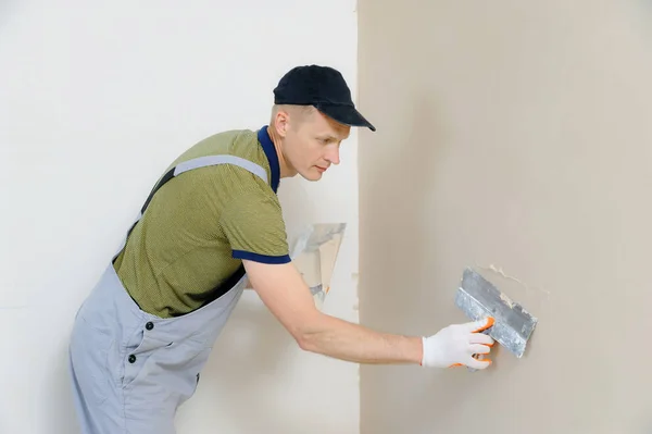 A worker is plastering a wall. — Stock Photo, Image