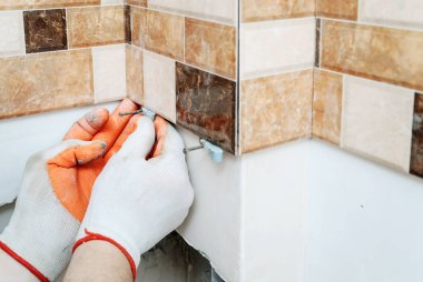 Plastik takozlar kiremitçi ellerini kullanarak.