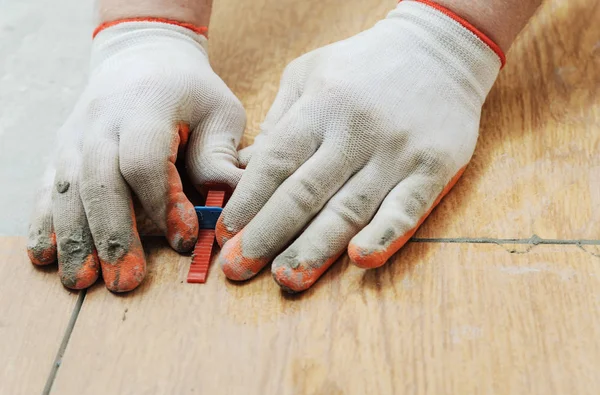 La main de la chaudière aligne les tuiles . — Photo