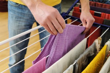 Bir adam havlu alır.