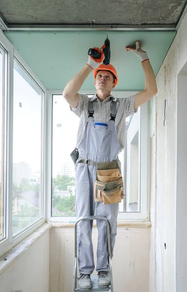 Worker is fixing the drywall. — Stock Photo, Image