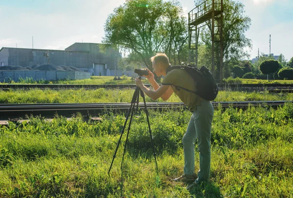 En man filmar utomhus. — Stockfoto