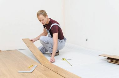 Bir laminat floorboard montajı.