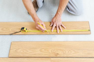 Bir laminat floorboard montajı.