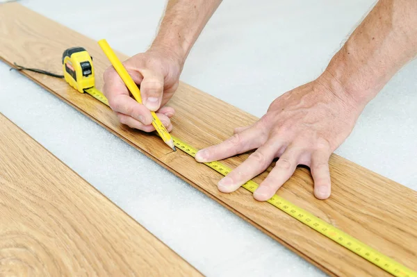 Installation of a laminate floorboard. — Stock Photo, Image