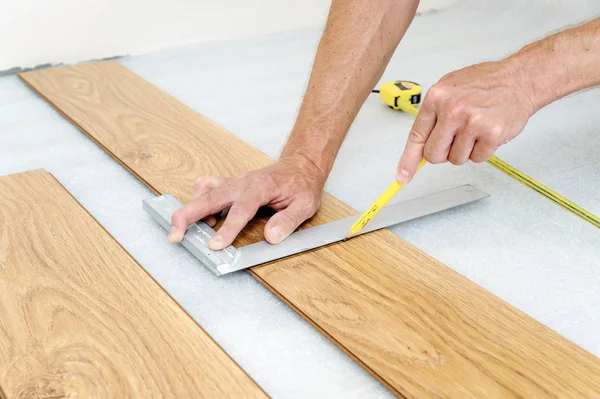 Bir laminat floorboard montajı.