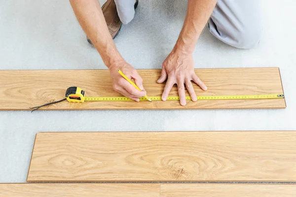 Bir laminat floorboard montajı.
