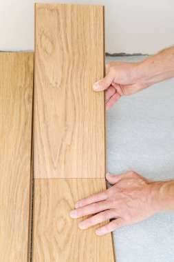 Bir laminat floorboard montajı.