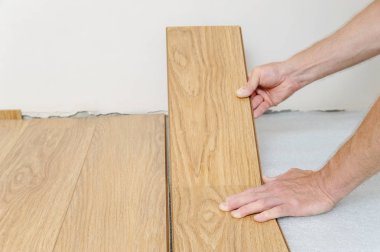 Bir laminat floorboard montajı.