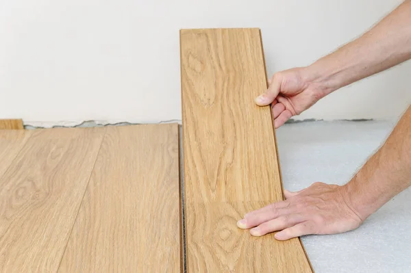 Installation of a laminate floorboard. — Stock Photo, Image