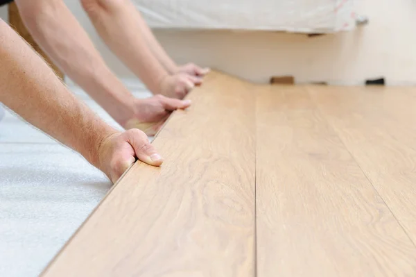 Instalación de una tabla de suelo laminado . — Foto de Stock