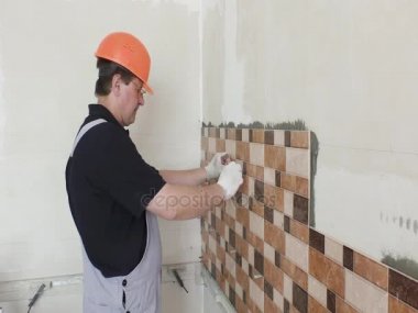 İşçi plastik takozlar kullanıyor.