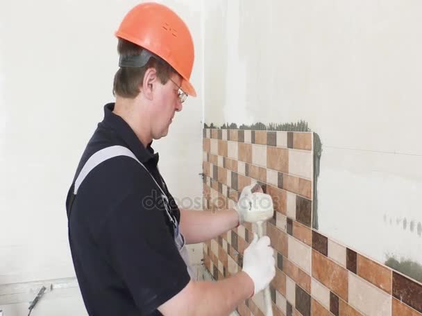 The worker is knocking out a rubber hammer. — Stock Video