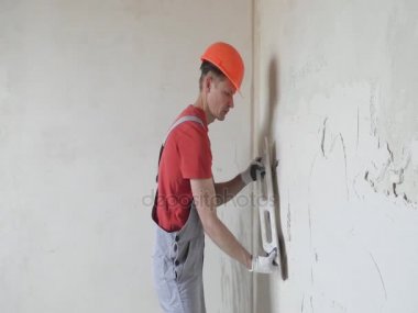 Alçı sıva ile uzun bir mala.