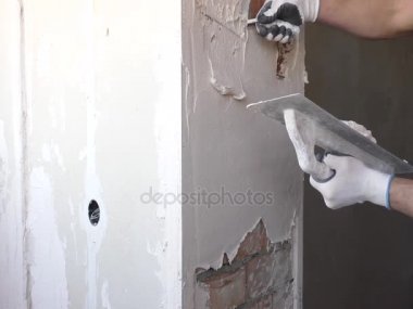 Çalışan bir alçı sıva koyuyor.