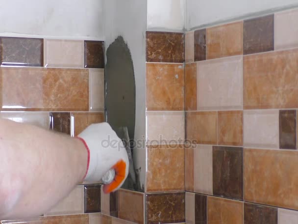 Les mains de l'ouvrier mettent des carreaux adhésifs . — Video