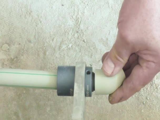 Soldering plastic pipe. — Stock Video