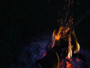 Kıvılcımlar uçuşuyordu.