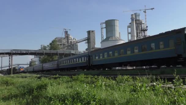 Пасажирський поїзд рухається . — стокове відео