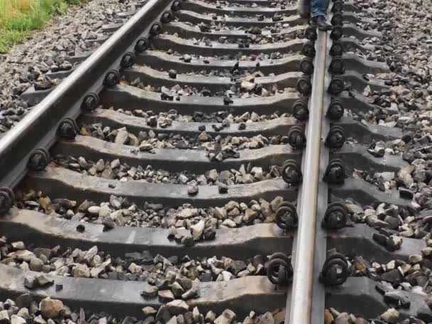 Mann läuft auf Bahngleis. — Stockvideo