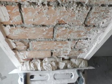 Çalışan bir alçı koyuyor.