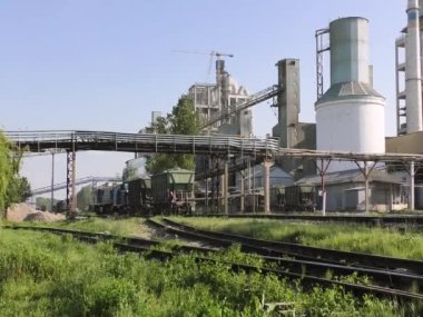 Navlun tren geçiyor.