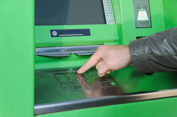 Die Hand eines Mannes drückt den Knopf. — Stockfoto