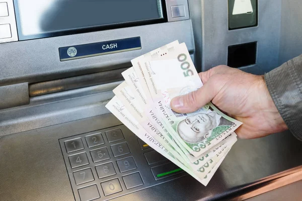 Bir adamın banknotlar elele.