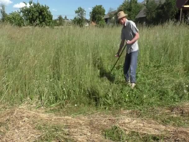 Adam tükürük ile biçiyor. — Stok video