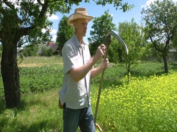 De man is een blad van een spit verscherping. — Stockvideo