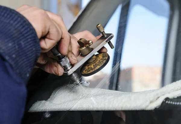 Reparatur zerbrochener Windschutzscheibe. — Stockfoto