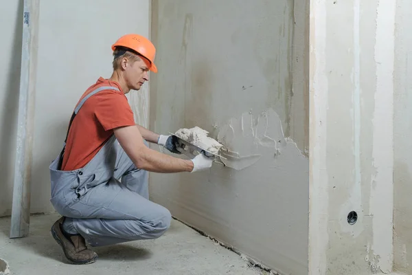 Worker is putting a gypsum plaste. — Stock Photo, Image