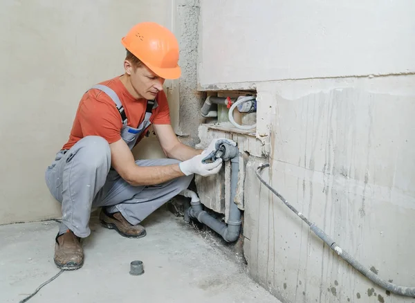 Pracownik jest instalowanie rury kanalizacyjne. — Zdjęcie stockowe