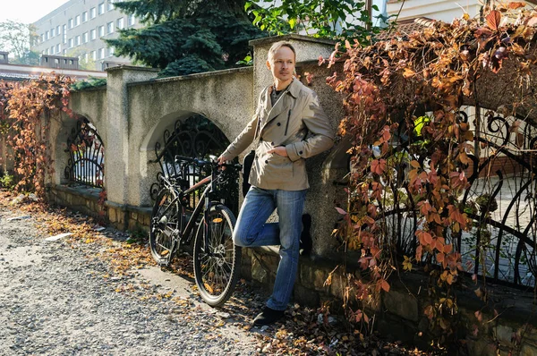 De man met de fiets. — Stockfoto