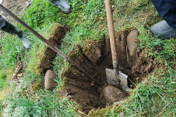 Män gräver en grop — Stockfoto