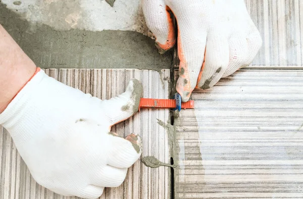 Las manos de Tiler están alineando azulejos . —  Fotos de Stock