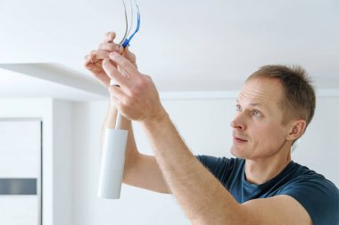 Odaya bir spot ışığı yerleştiriyorum..