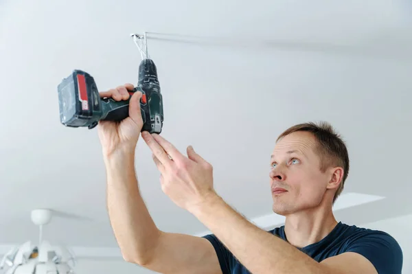 Installation d'un projecteur dans la pièce. — Photo