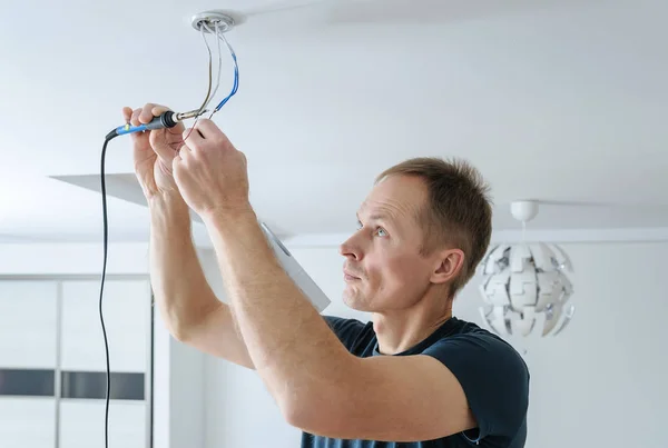 Installation d'un projecteur dans la pièce. — Photo