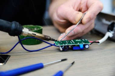 Güç kaynağını tamir ediyorum..