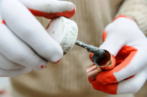 Trabalhador Está Aplicando Fluxo Para Interior Tomada Tubo Cobre — Fotografia de Stock