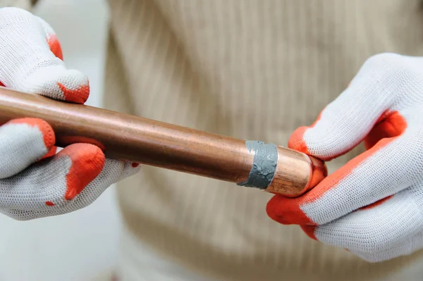 Un trabajador está conectando tuberías de cobre . — Foto de Stock
