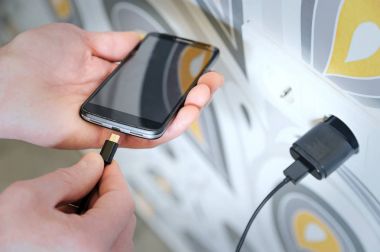 Bir adam smartphon şarj.